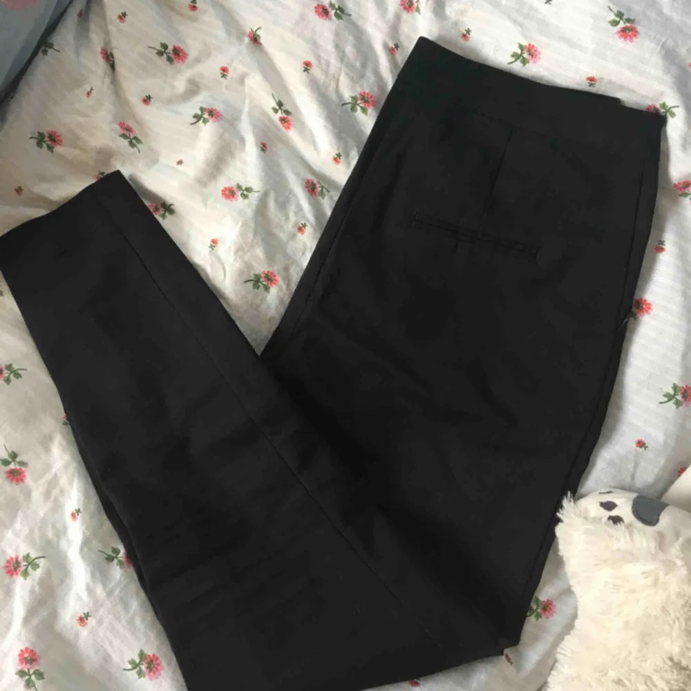 Fina svarta kostymbyxor i storlek XS från Bik Bok. Använda men i fint skick! Nypris: runt 300kr. Säljer pga att dom är för små för mig (därav lite tajta på bilden) ✨. Jeans & Byxor.