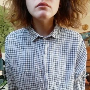  - Näst intill oanvänd skjorta från monki  Går att hämta på södermalm  Kan tänka mig att frakta, köparen betalar för frakt