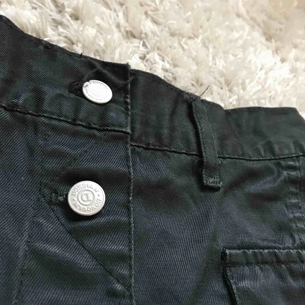 MODERNVINTAGE (från 90 talet) svart kjol med sånt där man kan sätta skärp + knappar och fickor. Riktigt snygg och man kan sätta ihop många trendiga outfits med den. . Kjolar.