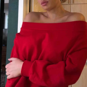  - Röd offshoulder tjocktröja från Hm. Storlek: M men passar S! Pris: 60kr