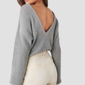  - Stickadtröja från NAKD med v-ring bak. Aldrig använd så i fint skick. Frakt ingår ej - tillkommer ca 50kr. Nypris 399kr.