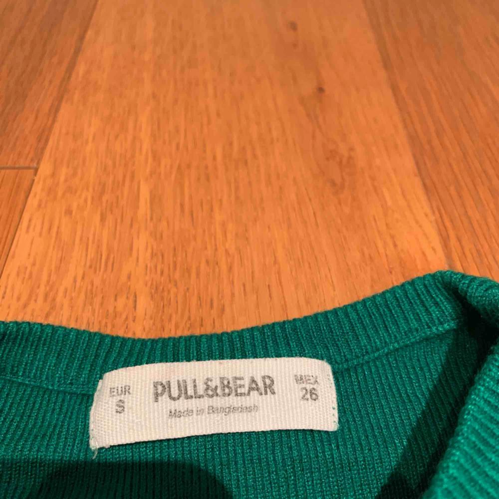 Cool tröja från pull and bear , tajt passform 💗 kan mötas upp i Stockholm eller frakta. Mycket grönare än bilden kan visa . Toppar.