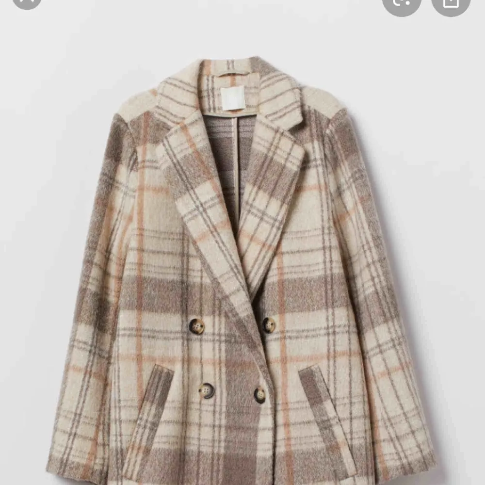 Söker denna fina kappa eller liknande i storlek 32/34/XS! Hör av dig om du säljer:). Jackor.