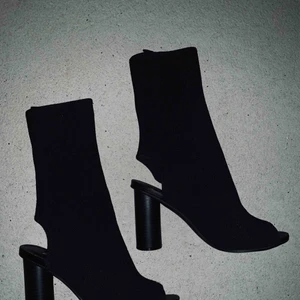  - Åtsittande lite högre tygstövelklackar i stretchigt tyg från H&M. Extremt mycket snyggare IRL på foten.  Använd kanske 2 ggr och säljer pga. Kan inte gå i klackskor. 