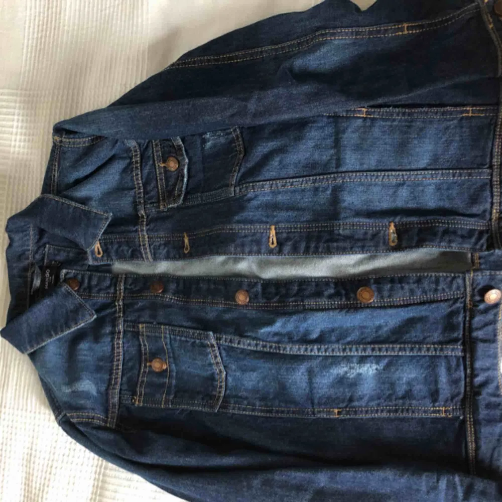 En väldigt lätt använd Mango jeans jacka, tjock jeans material och riktigt bekväm. Köpte originellt för 400kr. Jackor.