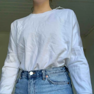  - Vit sport tröja med dragkedja på armen