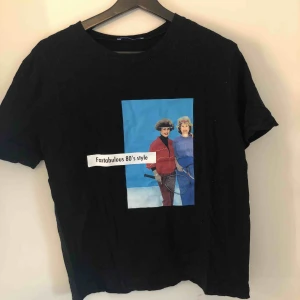  - En svart t-shirt med tryck från zara