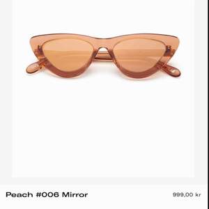 Ett par nästintill oanvända solglasögon i cat-eye modell från populära Chimi Eyewear i modellen #006 färgen ”peach”. Är använda ca 4 gånger pga har många solglasögon.