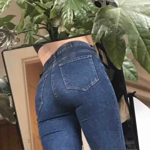  - Mörkblåa bootcut jeans från dr. denim. Jeansen är väldigt stretchiga så sitter fint och är mycket mjuka! Jag är 170 och jeansen slutar just vid mina fötter! Knappt använda! <3 