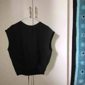  - Väst/blus med gömda knappar och snörning från Weekday. Aldrig använd pga fel storlek så prislappen är kvar, köpt för 300:- 🌲 Frakt tillkommer!