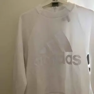 Sweatshirt från Adidas, använd 1 gång (Som ny)  Köpt för 600 kr.  Storlek Xs men passar också S, beror på hur man vill ha den.  Perfekt att slänga på sig till träningen. Ny skick! Frakt ingår!
