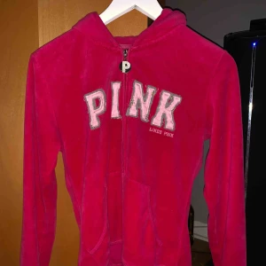  - en fin ”hoodie” från PINK. Står att det är L men jag som en XS skulle nog säga att de är en S, lite längre i armarna. Passar perfa nu när det börjar bli kyligt.