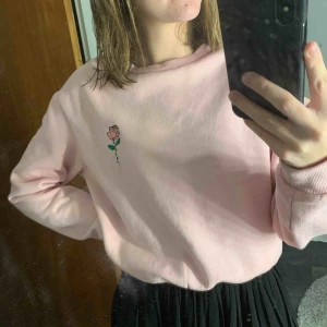  - Jätte fin rosa tröja med en ros på från hm . Storleken är S men skulle även passa XS. Köparen står för frakten som är 60kr