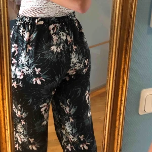  - Byxor från Ginatricot. Storlek: 38. Pris: 100kr. Jag är ca 175 cm lång! De är lite för stora för mig. 