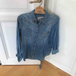  - Jeansskjorta st 38, bra sick , hämta i Majorna 
