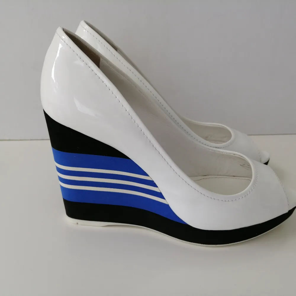 Prada wedges, excellent condition, authentic,                 size 35.5/insole 23cm, high heels 10cm, write me for more info. Skor.