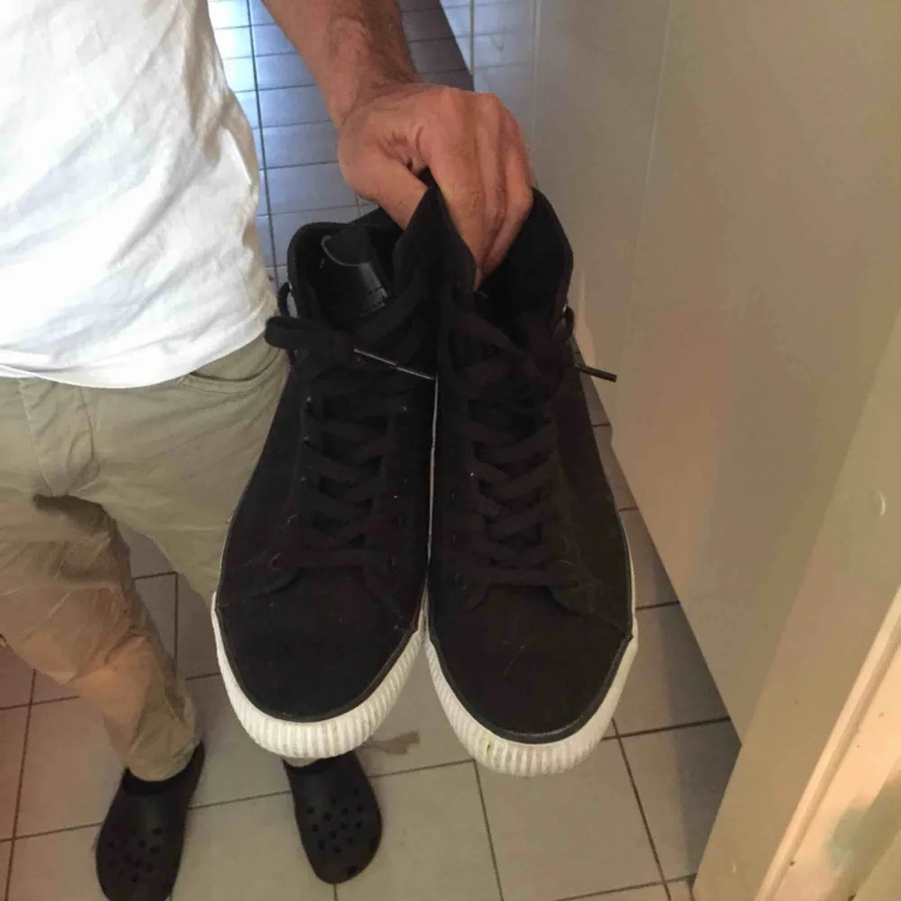 Svarta Calvin Klein skor i storlek 41. Dom är använda max 3 gånger. Köparen står för frakten, billigare vid snabb affär. Skor.
