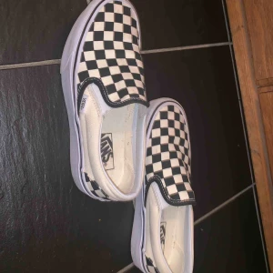  - ett par svart rutiga vans med hög sula. Använda max 5 gånger så i nyskick. Bara lite smuts på sulan. Säljer för att jag har två. Möts upp i Sthlm eller fraktar PRIS KAN DISKUTERAS