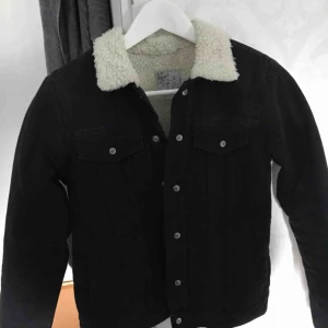  - Jätte fin jeans/teddy jacka, köpt jackan här på plick!! Tyvärr var den för liten för mig vid armarna:( Köparen står för frakt!💕