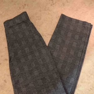  - Säljer dessa byxor från Nelly i storlek XS. Köparen står för frakten. Hör av er om ni vill ha fler bilder! :)