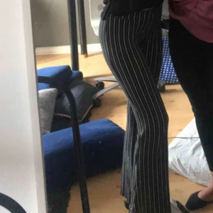  - Randiga byxor med bootcut. Supersköna och sitter jättebra på. Säljer pga att det inte längre är min stil.
