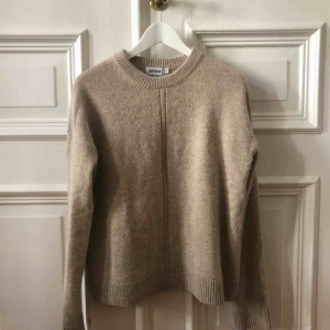  - Beige stickad tröja från weekday. Kan mötas upp i Gbg, annars tillkommer frakt✨