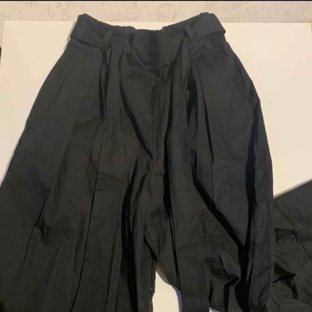 Svarta byxor, i bra skick som inte används längre.. Jeans & Byxor.