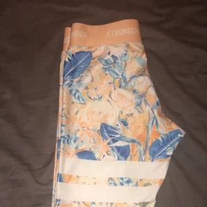 Stronger thigts  - Tights ifrån Stronger i storlek S, de heter Jamaica, de finns inte kvar på hemsidan men nypris ligger på 500-700kr
