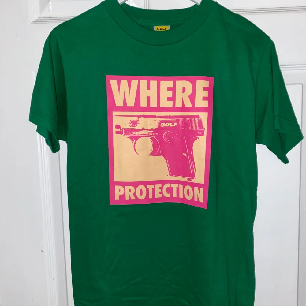 Äkta golf wang t-shirt från golf wang med texten ”where golf protection”. Bra skick!! Inte säker på om jag ska sälja men skriv så tar vi det där!. T-shirts.