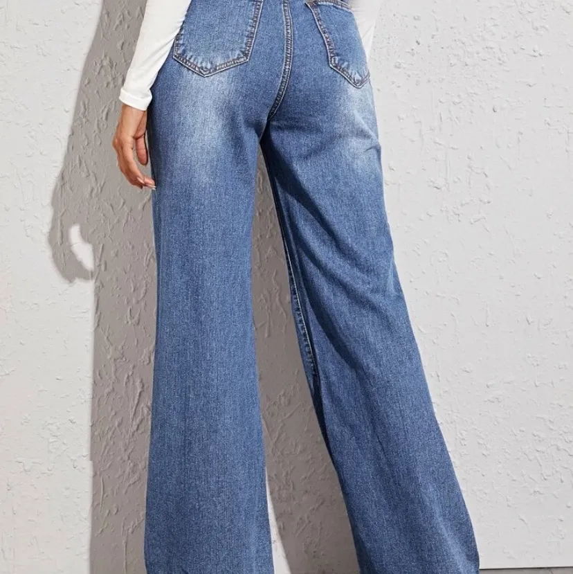 💙Säljer dessa snygga jeans som jag köpt på Shein.⚡️ De är i storlek S men skulle säga att det är liiite stora i storleken. Nypris: 269kr⚡️🤪 har endast provat dem på. Jeans & Byxor.