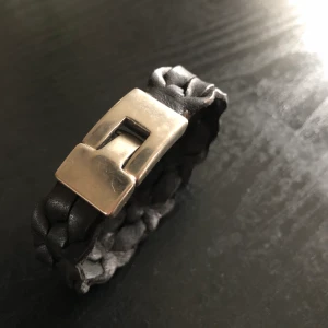 Läderarmband  - Läderarmband med silverknäppning.