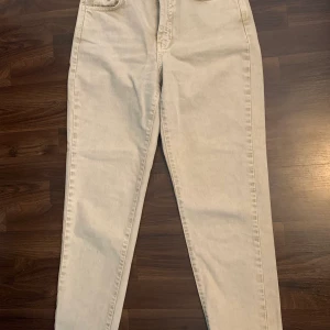 Gina tricot dagny - Helt nya mom jeans i modellen Dagny från Gina tricot, stl S