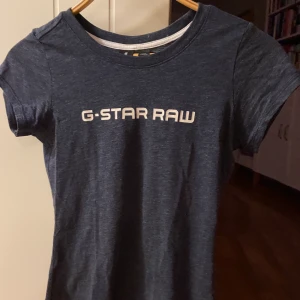 Mörkblå tajt tshirt från gstar raw - Den här tröjan är extremt skön och fin, men tyvärr inte riktigt min stil längre. Knappt använd, fint skick!