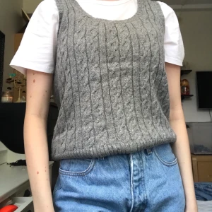 Stickad väst - Grå stickad väst från second hand butik🥰 Köparen står för frakten 