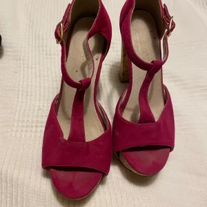 Bianco klackar stl 38 - Välanvända klackar från Bianco i stl 38. Snygg sula och klack i kork. Kommer från djur- och rökfritt hem. Frakt tillkommer!