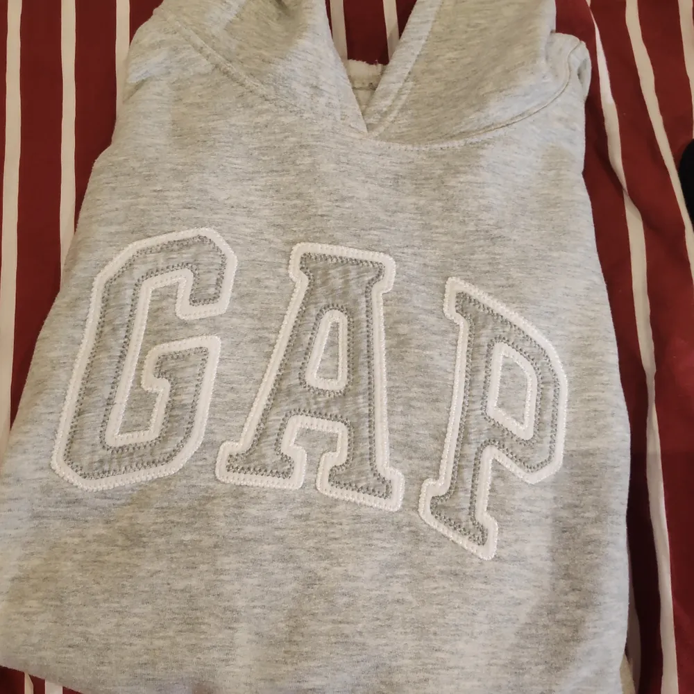 Fin och mysig grå GAP hoodie, storlek S. Ord pris: 399💜 frakt är inkluderat! . Hoodies.