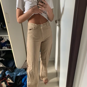 Beiga jeans  - Jag är 172, och sitter perfekt på längden! Så snygga! 