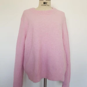 Gant tröja  - Söt stickad tröja från Gant i nyskick i 32% Alpaca wool, 32% Wool, 30% Polyamide, 6% Elastane. Ny pris ca.1700kr. Köparen står för frakt! (Säljes även på andra sidor)