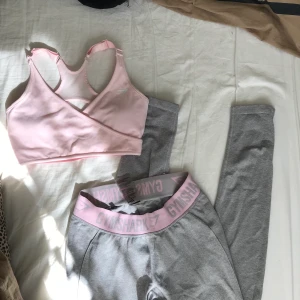 Gymshark Flex Dreamy set - Jättefint set från Gymshark! Köpt för ca 2 år sedan men knappt använda 🌸 Frakt 50kr! Annars möter jag upp i Göteborg eller eventuellt Borås. Byxor S, BH XS! 