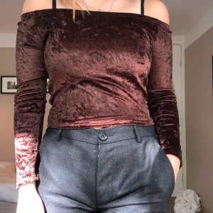 Off-shoulder top från Beyond Retro - Brun sammets top från Beyond Retro är en s men passar xs också! Bara använd 2 gånger
