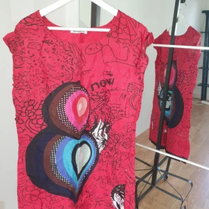 Rod klänning - Röd desigual klänning med mönster, aldrig använd 