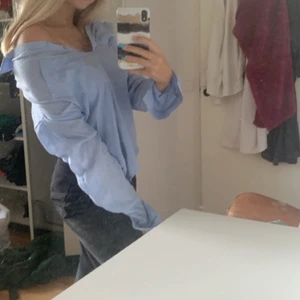 Skjorta  - Säljer denna skjorta som man bara knäpper där uppe ❣️ strl S men lite overzised 