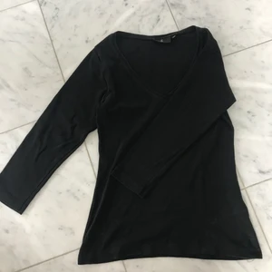 Svart långärmad - Svart långärmad med trekvartsarmar. V-uringning.