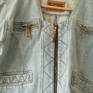  - Jeansjacka i kortare modell från Brooker. Snygga detaljer, två bröstfickor och två sidofickor. 