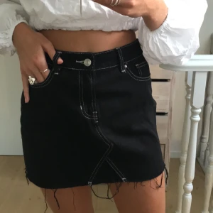 Kjol - Svart kjol från Pacsun i storlek 25. Slitning i nedre kanten. 