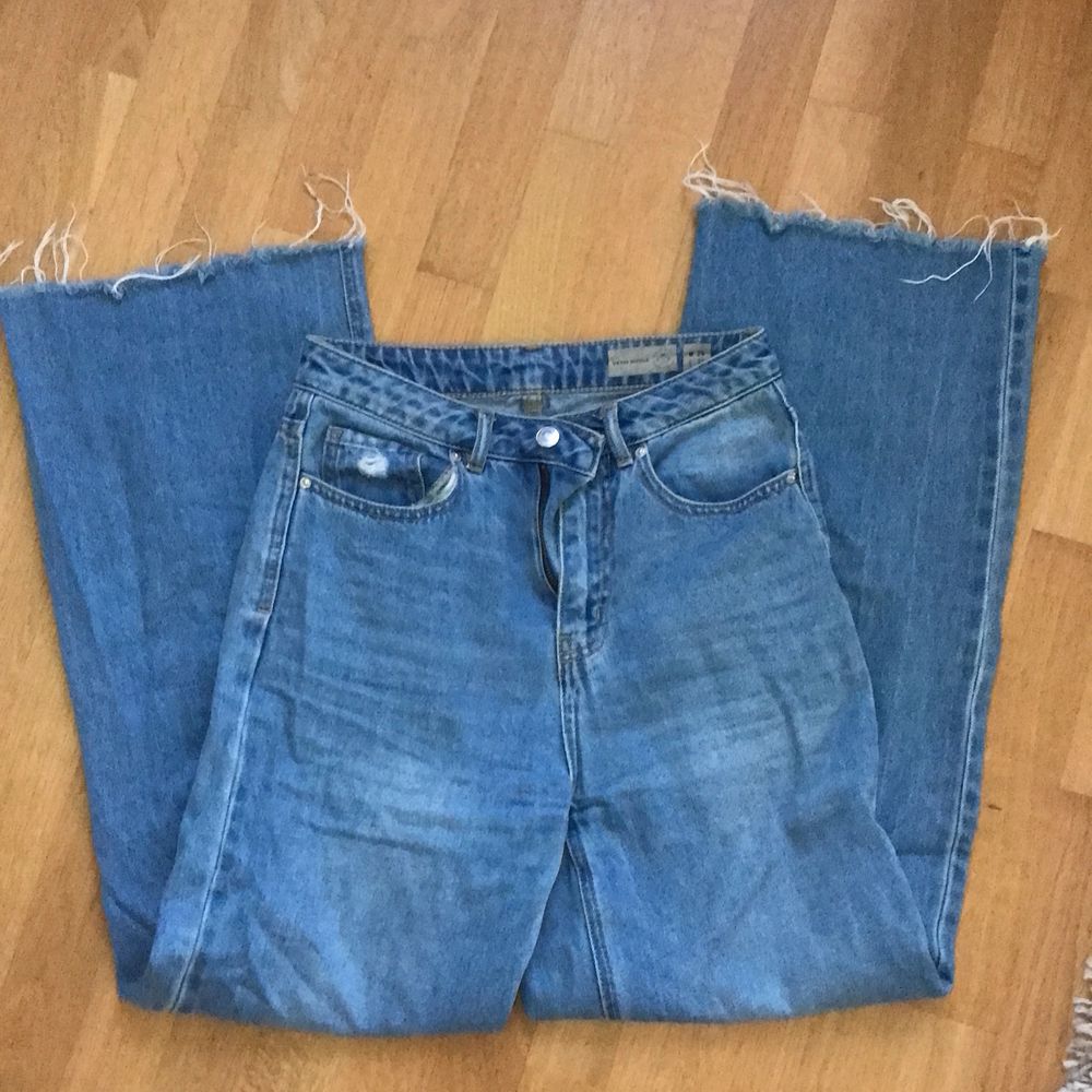 Sparsamt använda jeans från VERO MODA. Säljer pga att de är för korta då jag är 172. Väldigt moderna och i gott skick 😄. Jeans & Byxor.