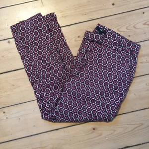  - Snygga mönstrade byxor från hm. Bra skick:)