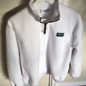 JUNKYARD  - Fleece tröja från Junkyard. Säljes pga att den inte kommer till användning. Köparen står för frakten. Nypris 499kr. 