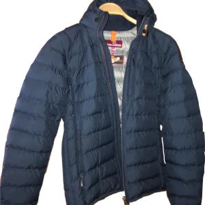 Pjs jacka - En fin pjs jacka som knappast använd och vill få sålt snabbt. Inga skador eller liknande bara använd. Fri frakt. Ny pris: 3500. Skriv till mig för mer bilder