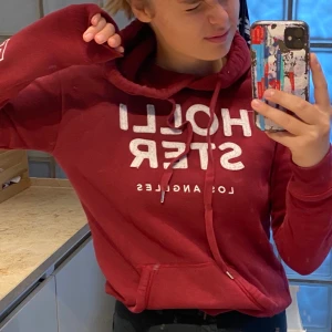 Hollister hoodie - Säljer denna jättesnygga hoodie ifrån Hollister. Ärvde den så vet ej hur mycket den är använd innan mig, av mig är den använd ett fåtal gånger för en längre tid sen. Forfarande jättefint sick och inga slitningar. Kan alltid diskutera pris och byten, skriv privat för mer info och bilder🥰🥰